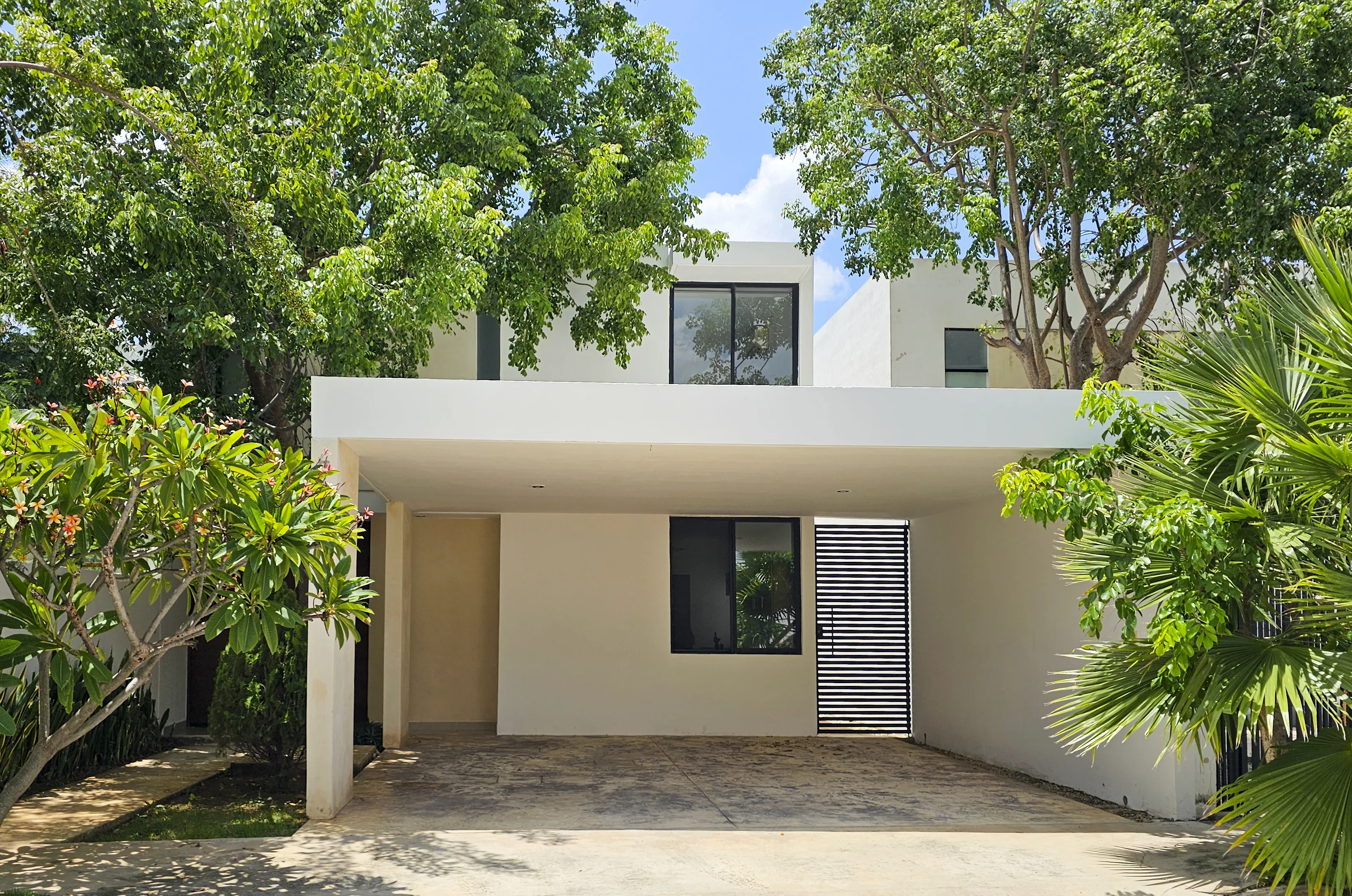 CASA EN VENTA UBICADA EN REAL MONTEJO CON TRES RECAMARAS, COCHERA TECHADA Y ALBERCA 343.webp